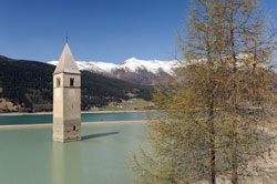 Grauner Kirchturm im Reschensee